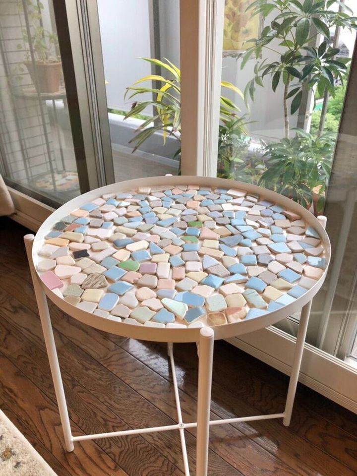 IKEAのテーブルをリメイク。天板のトレイ部分にシータイルを敷いて