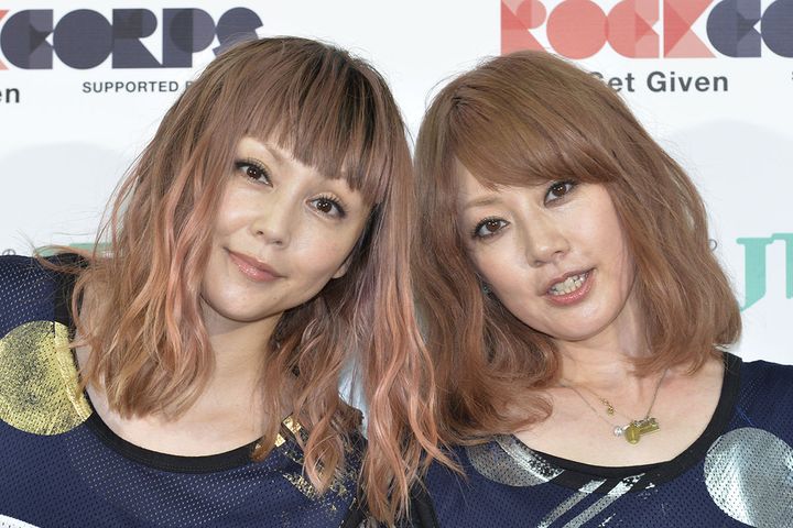PUFFYの吉村由美さん（左）と大貫亜美さん（撮影：2015年09月05日、時事通信フォト）