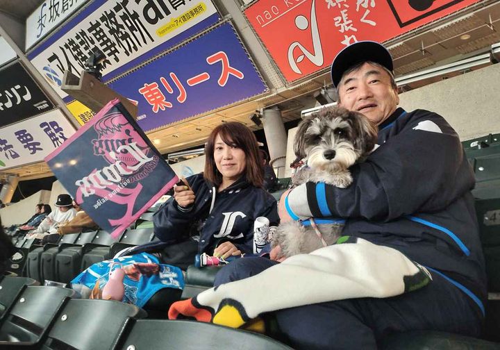 画像1: 推しの選手が登場するたびに飼い主さんもわんちゃんも大熱狂！