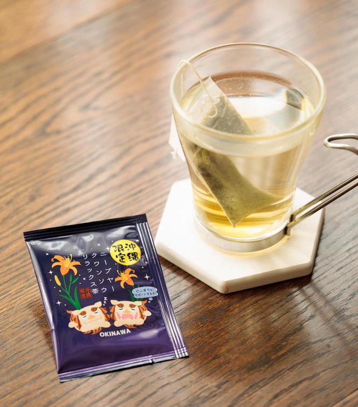 ほぼカフェイン飲料はとらず、水分は白湯や水、ハーブティーや麦茶。これは沖縄で昔から眠りにいいといわれるクワンソウのお茶。