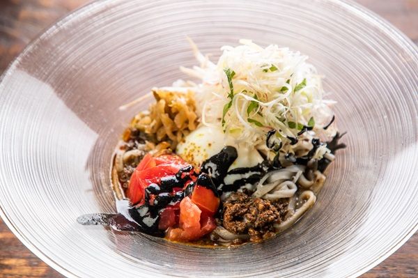 【東京都江東区・品川区・武蔵野市】フォー専門店「COMPHO」、担々麺をアレンジした「冷やし黒担々フォー」を期間限定提供