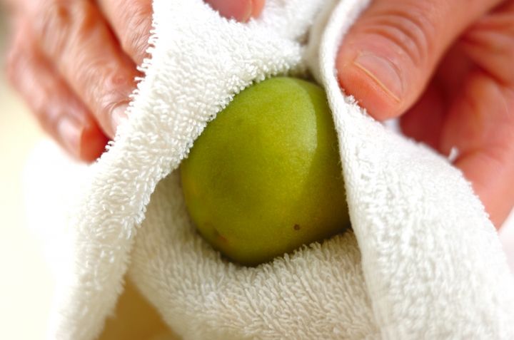 甘酸っぱさが絶品！青梅の甘露煮の下準備2