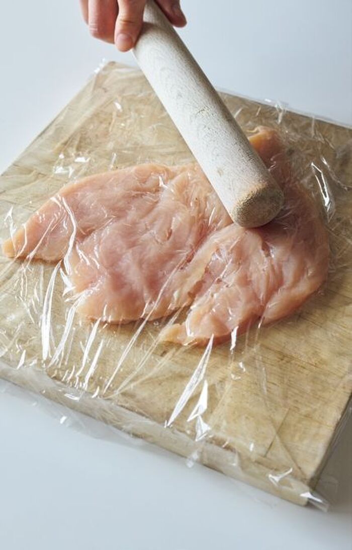 『鶏むね肉』は叩くのが正解だった！？油少なめでもザクザク！驚きのチキンカツ術