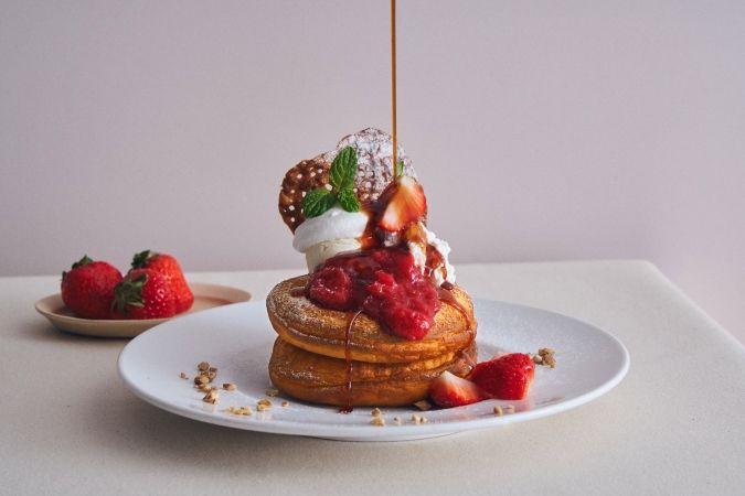 いちごとルバーブ、ヨーグルトムースのパンケーキ アールグレイソース