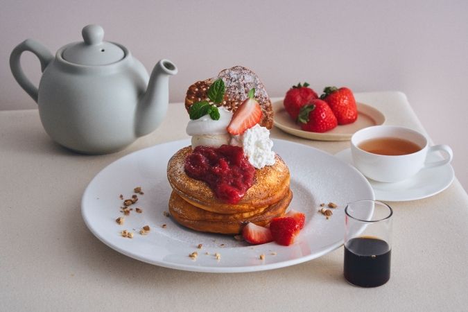 いちごとルバーブ、ヨーグルトムースのパンケーキ アールグレイソース