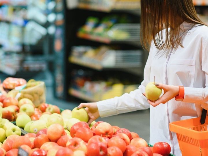 【管理栄養士が回答】「果物は身体にいい」と思われがちですが、ダイエット中は注意が必要です。果糖は中性脂肪になりやすく、食べ方次第では逆効果になることもあります。果物売り場で選ぶべきもの、避けるべきものを解説します。（※画像：Shutterstock.com）
