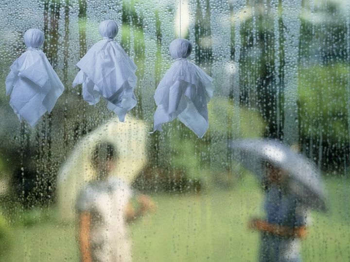 ジメジメした梅雨のストレスを「100円ショップのグッズ」で解消！ 湿気・カビ対策から掃除のコツまで、家事をラクにする便利アイテムを厳選しました。プロの視点で、梅雨を賢く快適に乗り切ることができるグッズをご紹介します。