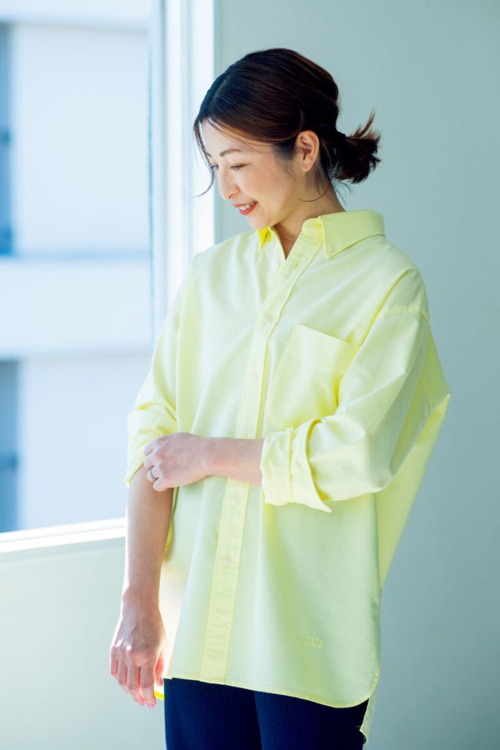 シャツ￥3,990／ユニクロアンド ジェイ ダブリューアンダーソン（ユニクロ）、パンツ／スタイリスト私物