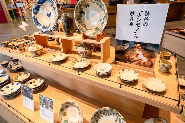 「やちむん」や「琉球ガラス」といった、沖縄の伝統工芸品も販売されている。お土産にぜひ！