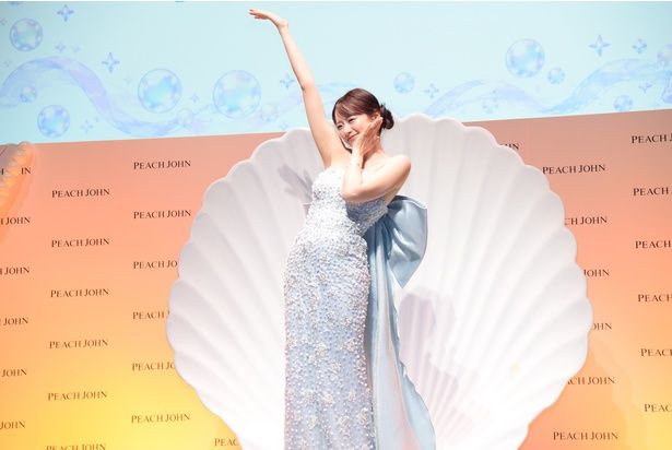 森香澄さんが考えた“ハッピーな気分が伝わるポーズ” 撮影：ソムタム田井