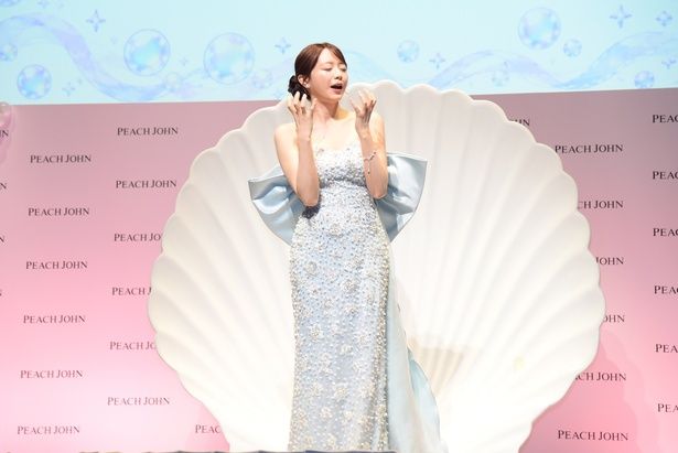 森香澄さんが考えた“夏を思いきり楽しむポーズ” 撮影：ソムタム田井