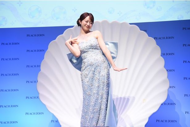 森香澄さんが考えた“優雅にオアシスで涼を取るポーズ” 撮影：ソムタム田井