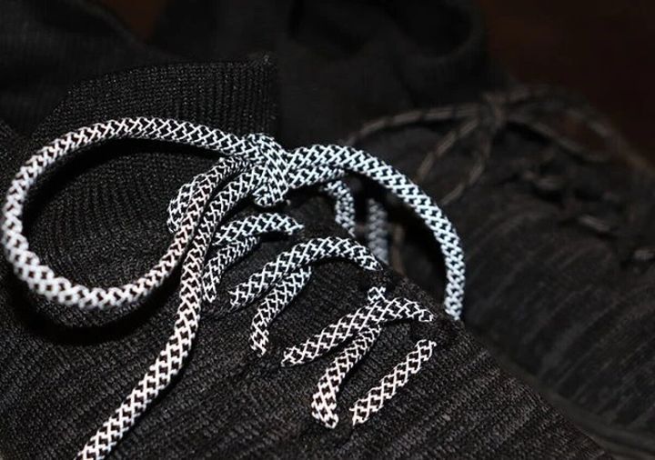 ダイソー 反射する靴紐（120cm、白・黒） 使用例 反射