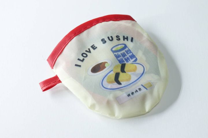 ダイソーの折りたたみうちわ 寿司の収納袋のデザイン