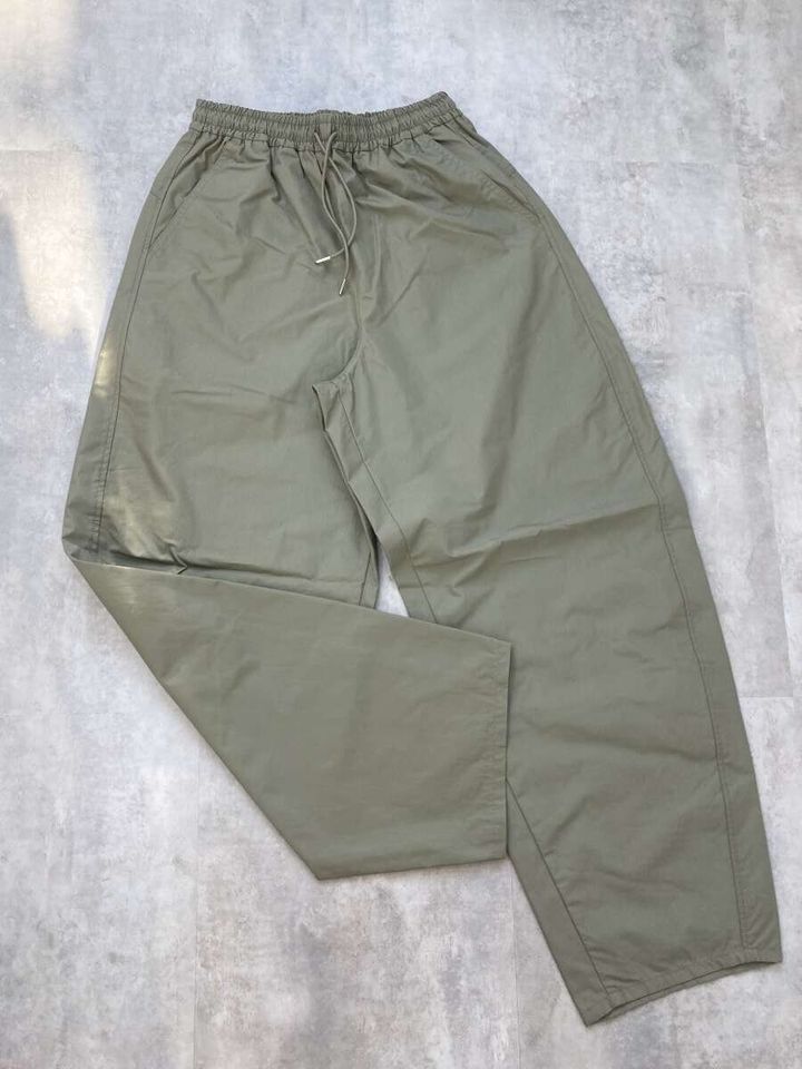 GU GIRLSドライイージーバレルレッグパンツ オリーブの全体