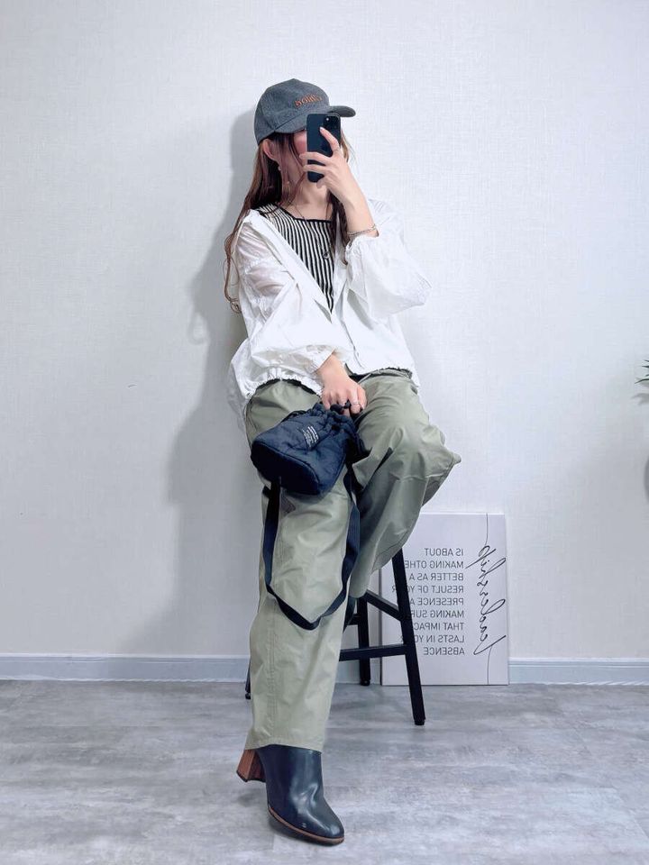 GU GIRLSドライイージーバレルレッグパンツ オリーブ×シアーパーカーコーデ