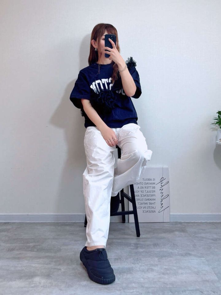GU GIRLSドライイージーバレルレッグパンツ ホワイト×ロゴスウェットコーデ