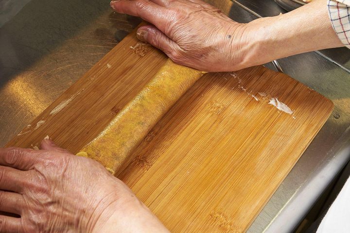 あんを湯葉で包む