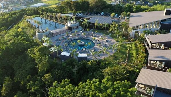 【千葉県鋸南町】朝から日の入りまでプールやサウナで音楽を楽しめる！レッドブルがイベントを開催