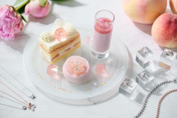 上段にある「桃のムース」「桃のパンナコッタ」「桃のショートケーキ」