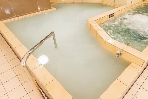 銭湯には温度の違う浴槽や炭酸泉もあり、手足を伸ばして湯に入れる(写真は「妙法湯」)