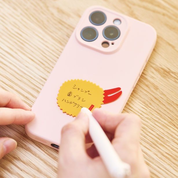 スマホケースに貼ってメモとしても使える「wemo PETTA」。滑らかな書き味も特徴だ 【画像提供＝ヤマト株式会社】