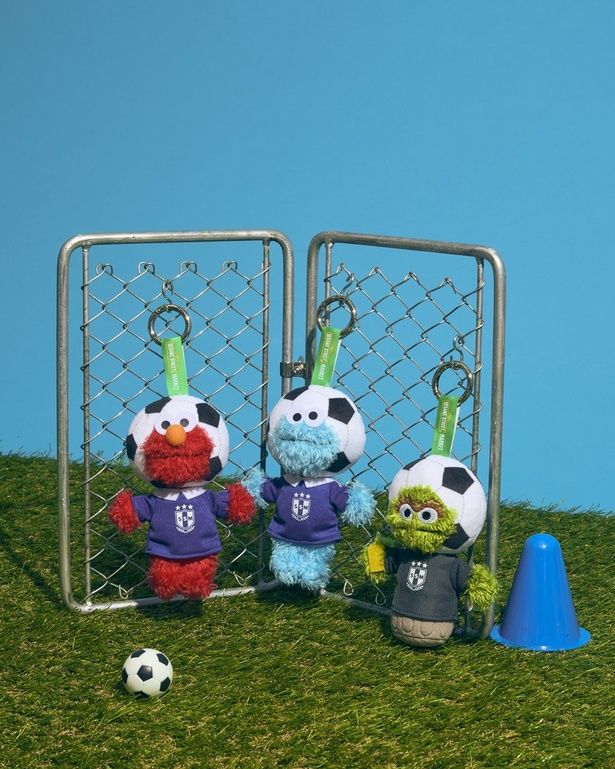 「サッカーぬいぐるみチャーム」(全3種／各3520円)。写真左より：レッド(エルモ)、ブルー(クッキーモンスター)、グリーン(オスカー)