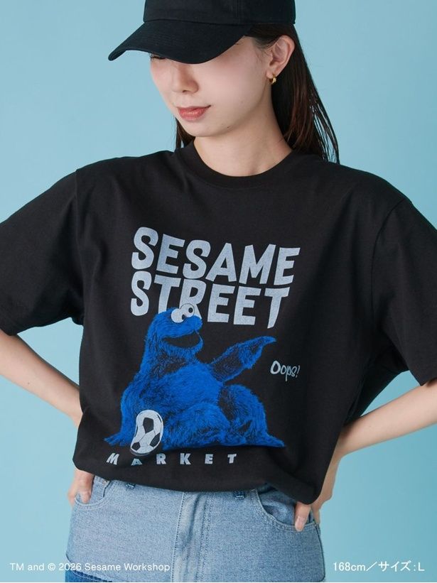 「サッカーフォトTシャツ(ブラック/クッキーモンスター)」(大人5940円、キッズ各4620円)
