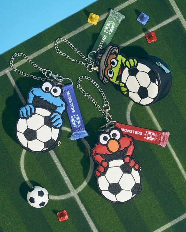 「ダイカットサッカーポーチ」(全3種／各4180円)。写真左より時計回り：ブルー(クッキーモンスター)、グリーン(オスカー)、レッド(エルモ)