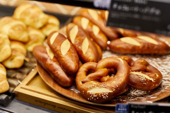 （右から）「キャットプレッツェル」1個310円、「プレッツェルロール」1個280円