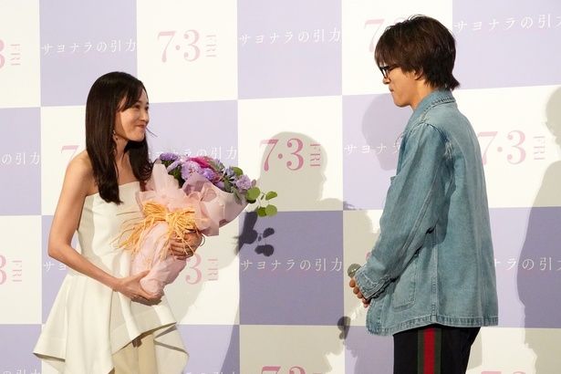 前田敦子が駆けつけ、花束をプレゼント！