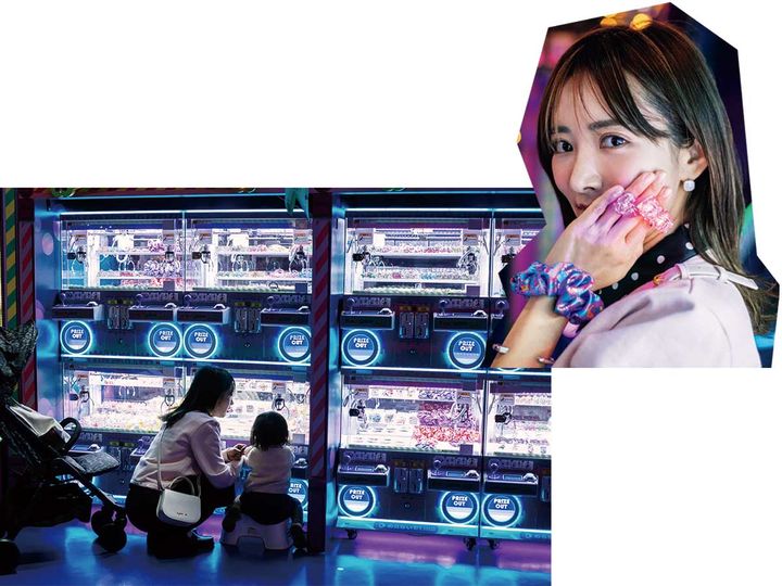 クレーンゲームを楽しむ夏菜さんと子ども