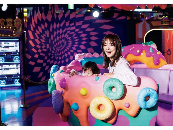 KAWAII MONSTER LANDで乗り物に乗って満喫する夏菜さんと子ども