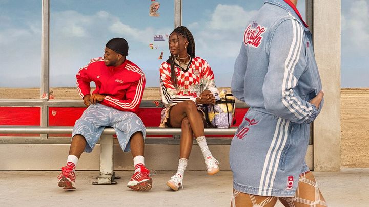 adidas Originals（アディダス オリジナルス）とCoca-Cola（コカ･コーラ）が再びタッグを組み、FIFA ワールドカップ 26をセレブレイトするコラボレーションコレクションを発表。2002年夏の大会から24年の歳月を経て、サッカー界最大の舞台で2度目のコラボレーションが実現した。