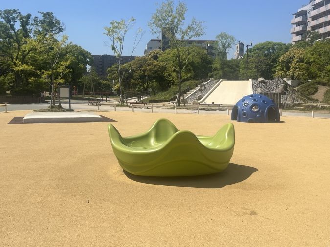 百道中央公園 トランポリン・ドーム型遊具・回転遊具