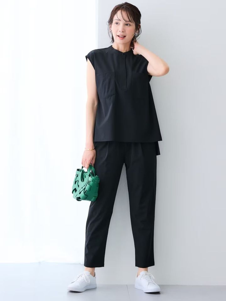 雨をはじく素材のセットアップ＆スニーカーで雨対策も万全 出典：WEAR