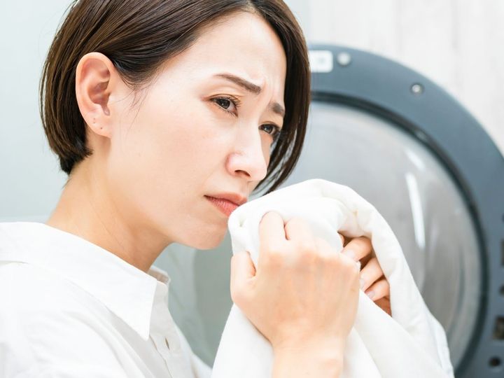 【漢方薬剤師が回答】「加齢臭は男性だけ」という思い込みはありませんか？ 実は女性でも、更年期以降は女性ホルモンの減少により加齢臭が発生しやすくなります。分かりやすく解説します。（※画像：Shutterstock.com）