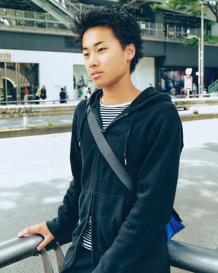 【20代スナップ＠渋谷】バッグと靴下の色を目が覚めるような「青」で合わせて