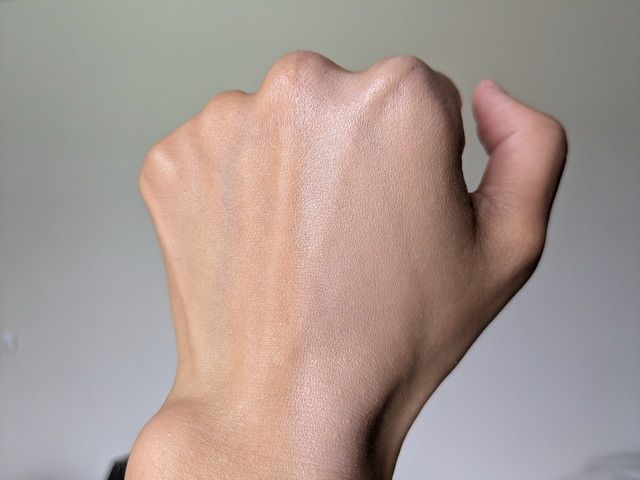V3 エキサイティング ファンデーションを手の甲にスウォッチ。ツヤうる水光肌の仕上がり