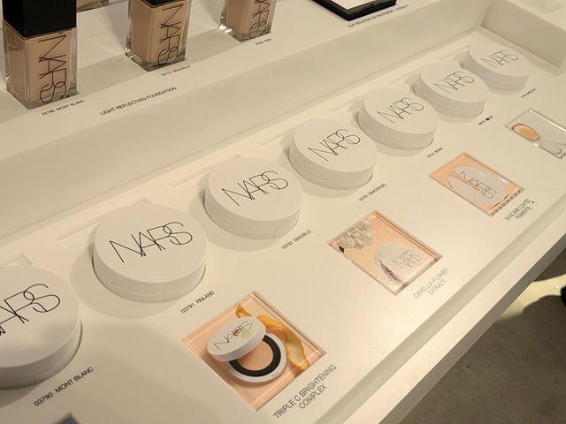 NARS ライトリフレクティング セラムクッション ファンデーションのパッケージ