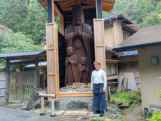 絆観音前で店主の山田直永さん