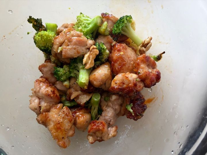 鶏もも肉とブロッコリー、ナッツの甘辛和え