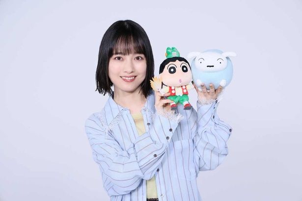 【写真を見る】TOMOOがしんのすけ、シロのぬいぐるみとともに笑顔 [c]臼井儀人／双葉社・シンエイ・テレビ朝日・ ADK 2026