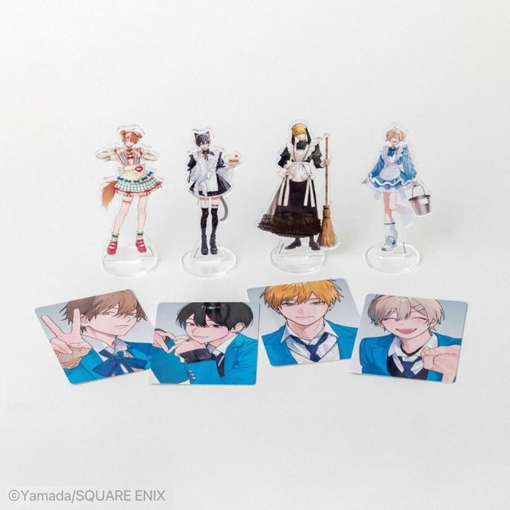 『春夏秋冬系男子』の付録。メイド風衣装の4人のアクリルスタンドと、青い制服姿の4人を描いたトレーディングカード4枚が白い背景に並ぶ