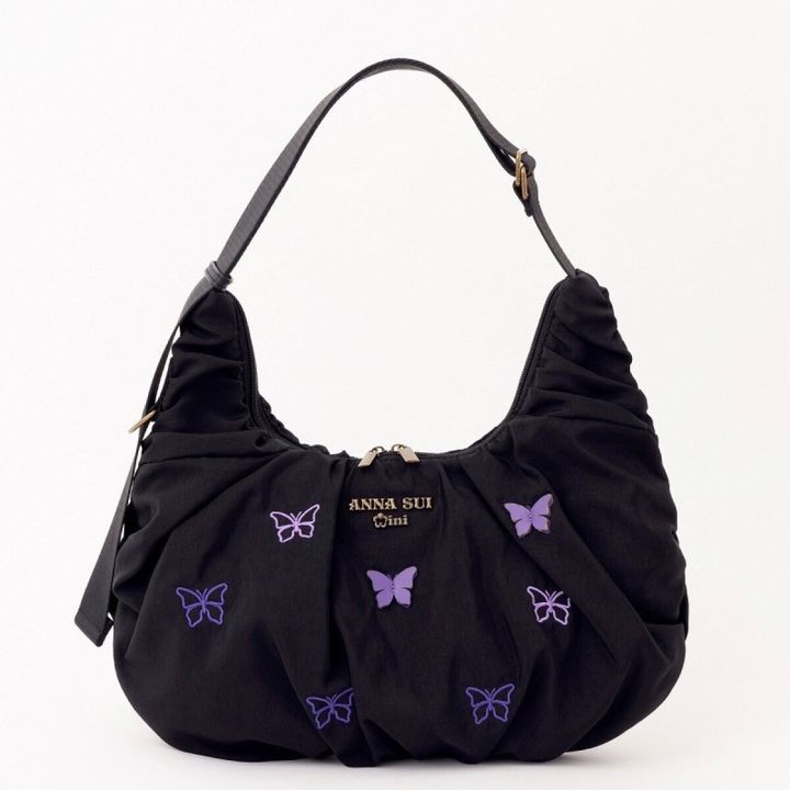 ANNA SUI miniの黒い2wayクロワッサンバッグ。ギャザーの寄ったクロワッサン型で、パープルの蝶の刺繍と立体的な蝶パーツがあしらわれ、長さ調節できるショルダーストラップが付いている