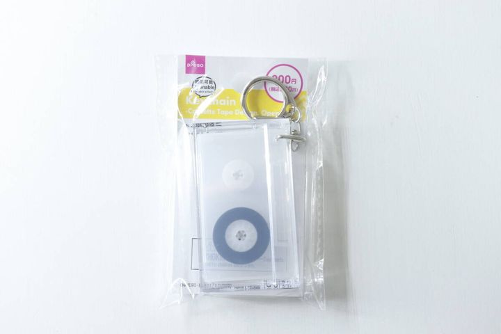 ダイソーのキーホルダー（カセットテープ風、開閉可能）のパッケージ