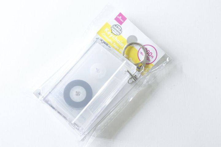 ダイソーのキーホルダー（カセットテープ風、開閉可能）のパッケージ