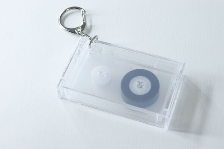 ダイソーのキーホルダー（カセットテープ風、開閉可能）のビジュアル