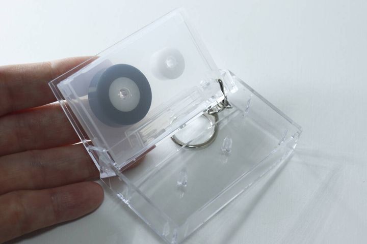 ダイソーのキーホルダー（カセットテープ風、開閉可能）の中身