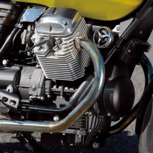 モトグッツィV7が搭載する縦置きVツインは、77年に登場したV35やV50の時代から30年以上熟成を重ねてきた